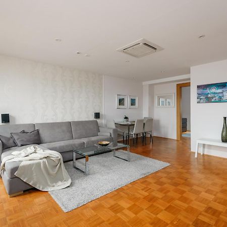 Roy 2 Bdr Apartment With Prague Castle View, Parking & Ac Buitenkant foto