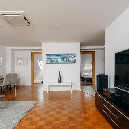 Roy 2 Bdr Apartment With Prague Castle View, Parking & Ac Buitenkant foto