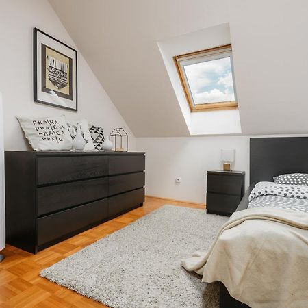 Roy 2 Bdr Apartment With Prague Castle View, Parking & Ac Buitenkant foto