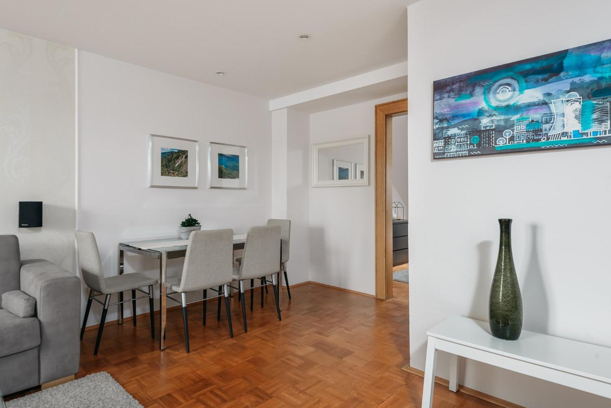 Roy 2 Bdr Apartment With Prague Castle View, Parking & Ac Buitenkant foto