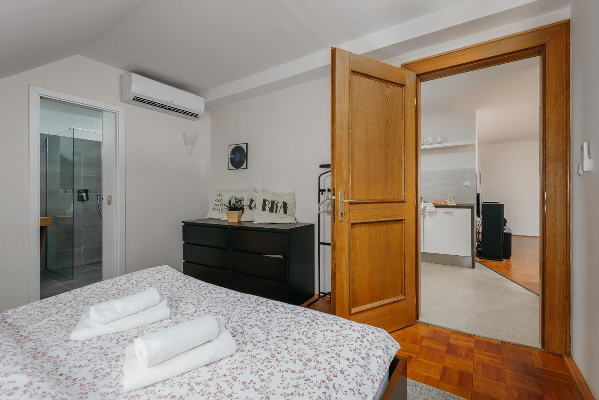 Roy 2 Bdr Apartment With Prague Castle View, Parking & Ac Buitenkant foto