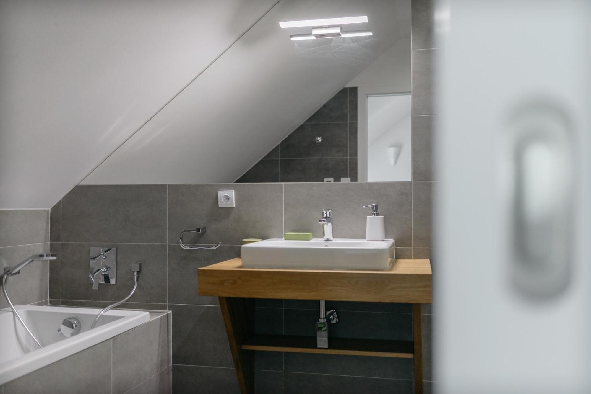 Roy 2 Bdr Apartment With Prague Castle View, Parking & Ac Buitenkant foto