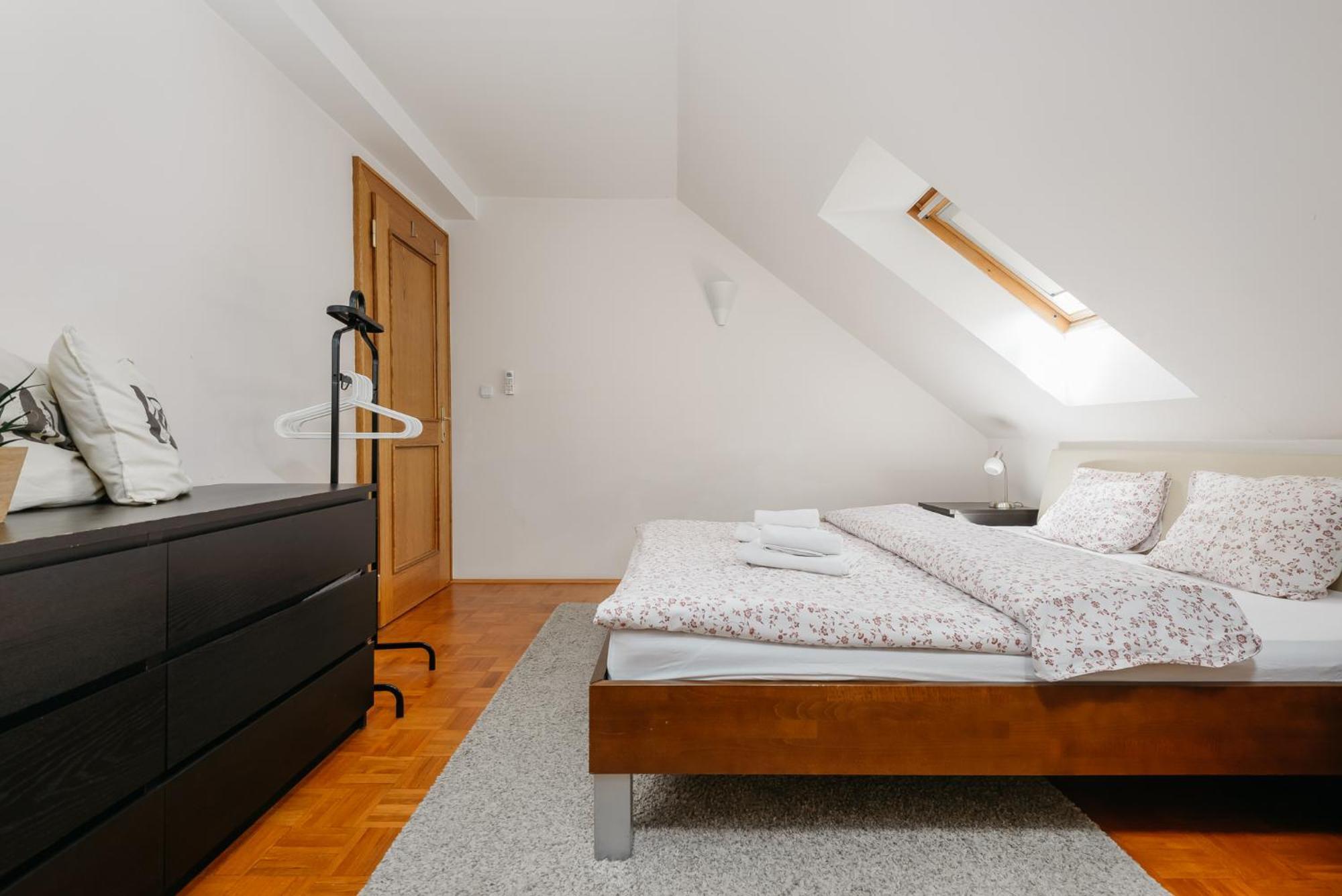 Roy 2 Bdr Apartment With Prague Castle View, Parking & Ac Buitenkant foto