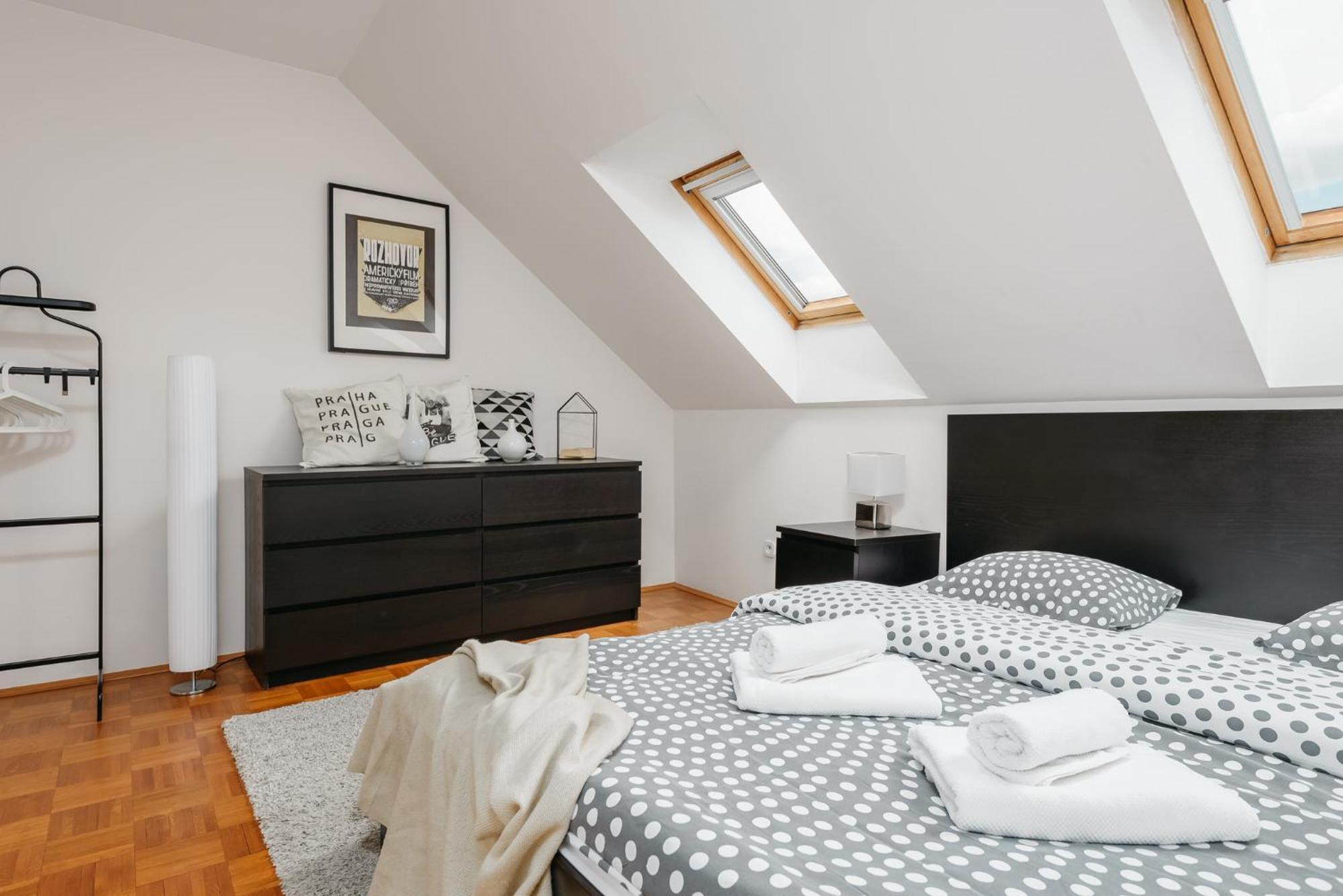 Roy 2 Bdr Apartment With Prague Castle View, Parking & Ac Buitenkant foto